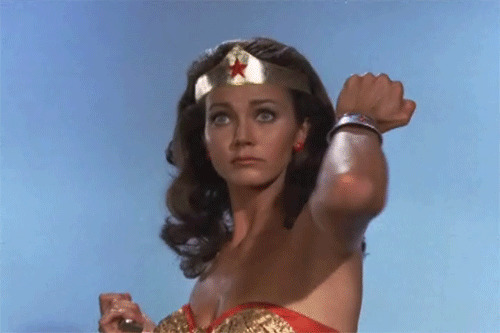 女超人用手臂挡子弹gif图片