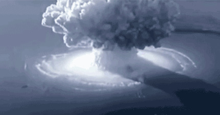 核武器爆炸产生巨大的蘑菇云gif图片:爆炸