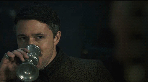 英国绅士用银杯喝酒GIF图片:喝酒