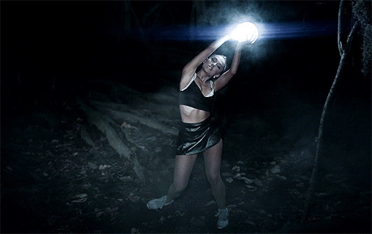 黑衣女孩举着夜明珠跳舞gif图片:跳舞