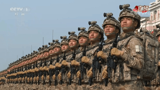 特战装备战士接受阅兵gif图片:阅兵