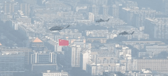 战机携带红旗飞越上空gif图片:阅兵,飞机