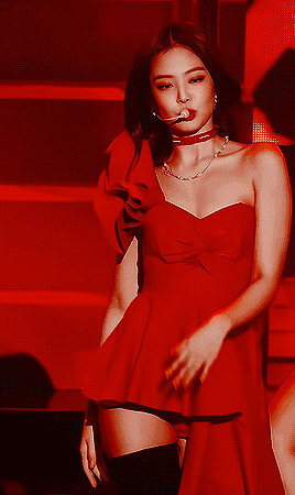 女歌星红艳艳的舞台风格gif图片:红艳