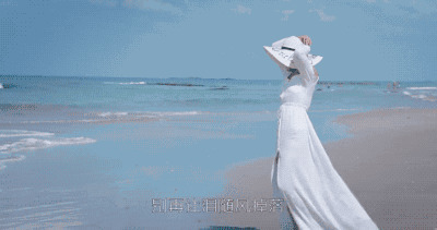 女人漫步在海滩gif图片