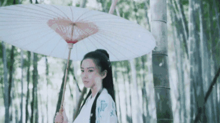 在竹林里打着白伞的姑娘gif图片