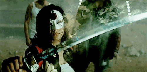 带面具的冷酷女杀手拿着一把长剑gif图片:女杀手,宝剑