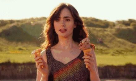 女神兴高采烈的跑过来给你送冰淇淋gif图片:冰淇淋