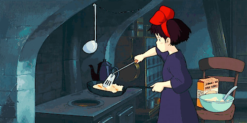 卡通女孩子在厨房里做煎饼gif图片
