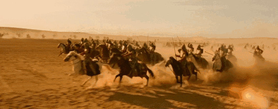 勇猛的战士骑着骏马在沙漠上狂奔gif图片
