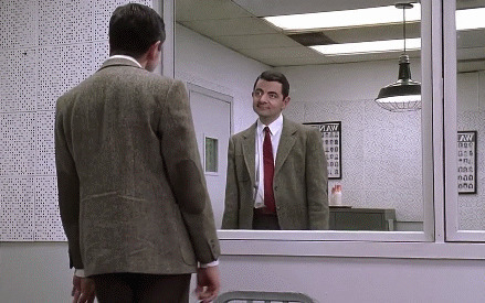憨豆先生在卫生间对着镜子发呆gif图片:憨豆先生