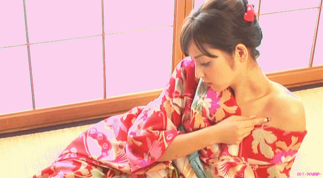 日本女神露出肩膀很迷人的样子gif图片:女神