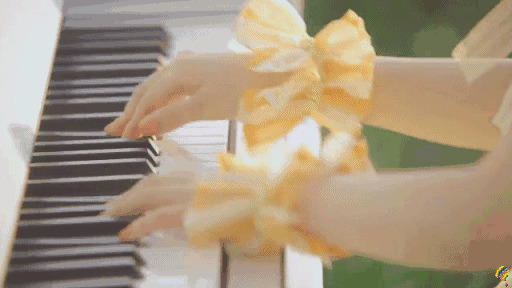 一双小手轻轻的弹钢琴奏出美妙的旋律gif图片