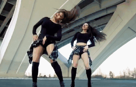 两个性感的长腿女孩甩头发跳舞GIF动态图:跳舞