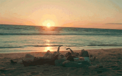 让我们一起躺在沙滩上玩耍看夕阳GIF动态图