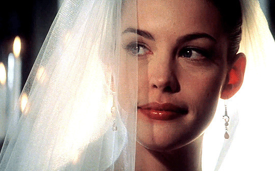 最美的新娘穿着白色的婚纱GIF动态图