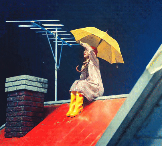 天降暴雨姑娘打着雨伞坐在屋顶GIF动态图