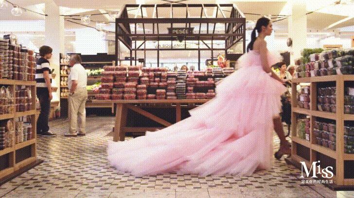 高个子女神穿着婚纱去超市购物GIF动态图:婚纱
