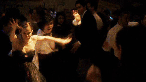 穿着低胸装的女孩在舞厅里疯狂的跳舞GIF动态图:跳舞