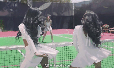 两个性感的女人撅着屁股在网球场跳舞GIF动态图