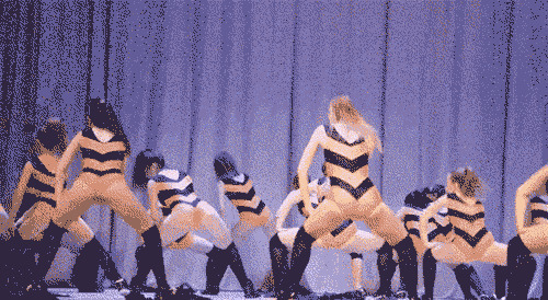 一群性感的女孩在台上扯掉裙子跳舞GIF动态图:跳舞