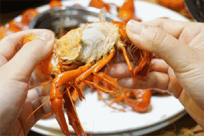 掰开一只肥美的小龙虾gif图片:小龙虾