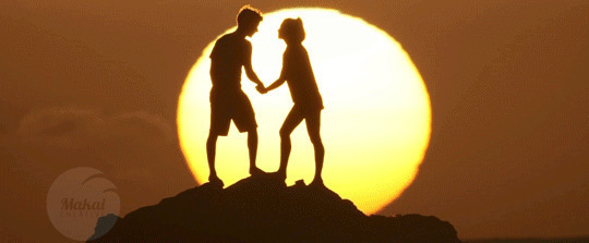 情侣爬上山顶看日出亲吻GIF动态图