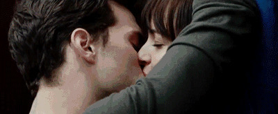 电梯里的激情亲吻很热火的那种GIF动态图:亲吻