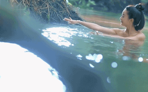 女神在水里洗澡很美的样子啊GIF动态图