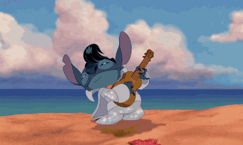 卡通史迪仔在海边疯狂的弹吉他gif图片:弹吉他,史迪仔
