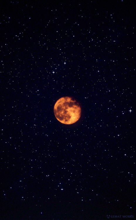 星河若隐若现红的红月亮gif图片