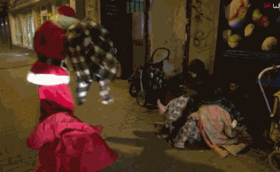 圣诞老人在大街上给流浪汉找衣服gif图片