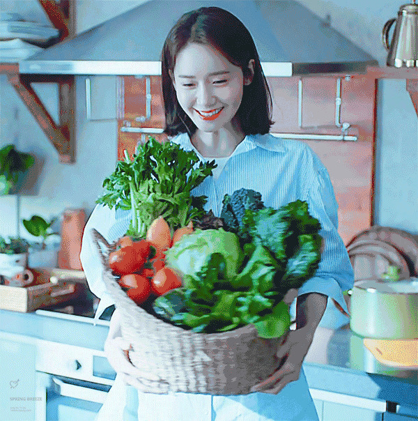 女神抱着一篮子的水果蔬菜gif图片:蔬菜