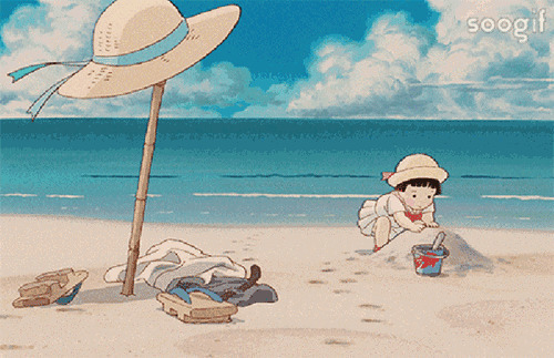卡通小女孩在海滩上堆沙子玩耍gif图片