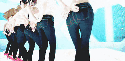 穿着牛仔裤跳舞也是那么的性感GIF动态图