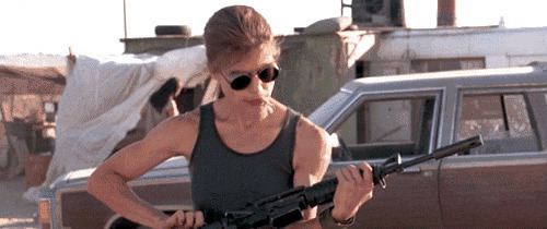 女汉子拿着冲锋枪很霸气的样子GIF动态图:冲锋枪