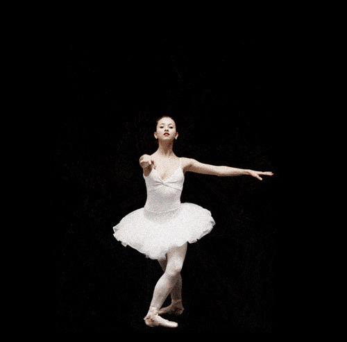 穿着白裙子的女孩跳着性感的芭蕾舞GIF动态图:芭蕾舞