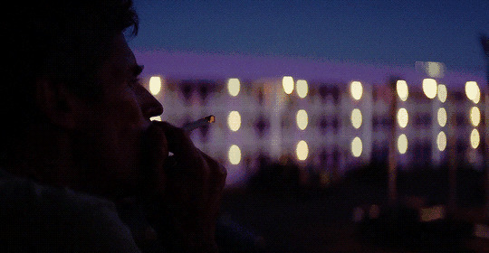 忧伤寂寞的男人趴在阳台抽烟GIF动态图