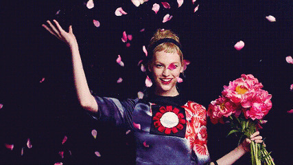 女孩手里拿着献花花瓣散落一地GIF动态图