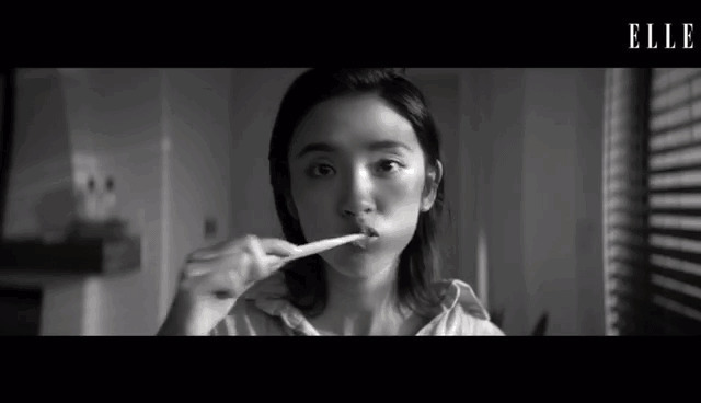 女孩一边刷牙一边煎荷包蛋gif图片