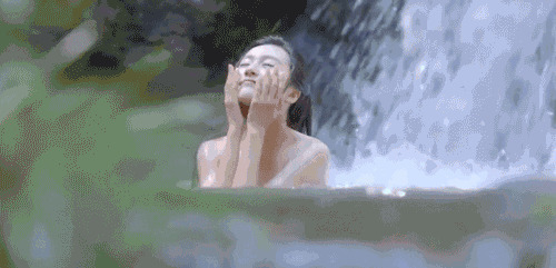 女神在瀑布下光着身子洗澡GIF动态图:洗澡