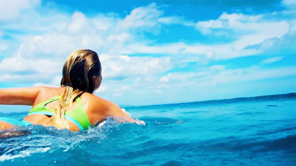 漂亮的女神穿着比基尼在大海里冲浪GIF动态图:比基尼