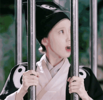 漂亮的女道士被锁进了笼子里GIF动态图