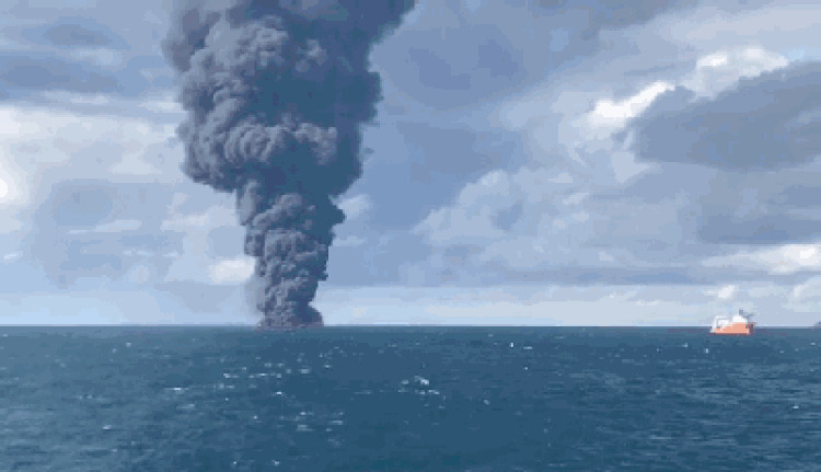 大海上的游轮着火冒出滚滚黑烟GIF动态图
