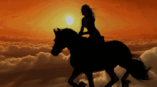 女人骑着骏马在白云下奔跑GIF动态图