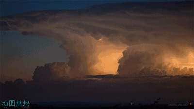 空中的乌云与闪电形成一幅美景GIF动态图