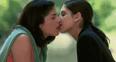 两个女人之间的浪漫亲吻gif图片:亲吻