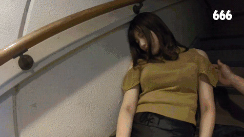 喝醉的女孩坐在楼梯上睡觉gif图片