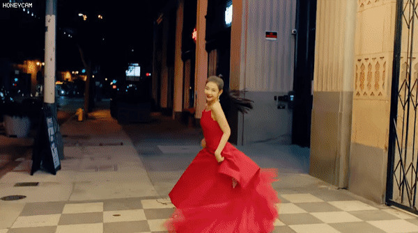 女人穿着红色的婚纱在大门口跳舞gif图片:跳舞