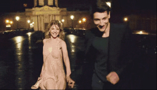 情侣夜晚在大街上手牵着手奔跑gif图片