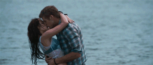 情侣在海边打闹亲吻很浪漫幸福gif图片:亲吻